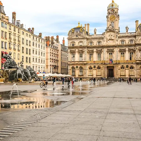Apartment Spacieux Et 100m2 A 4 Min De Tete D'or